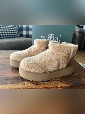 NWT! WILD FABLE platform sherpa booties